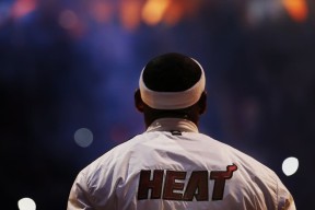 国际足联世界杯2026-惊天逆转！浓眉哥绝杀塞尔维亚，全场沸腾引爆篮坛